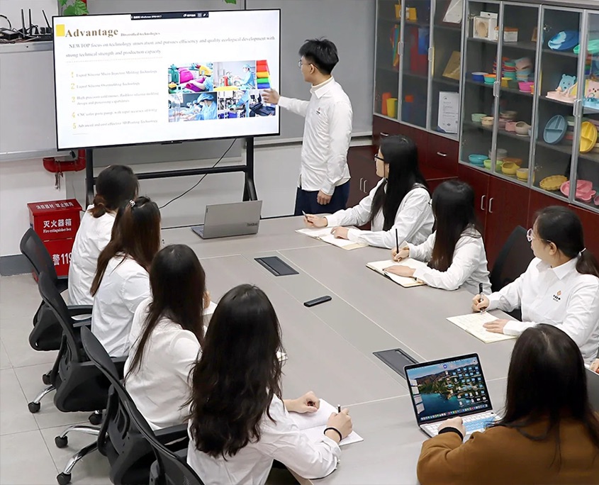 Workers-at-newtop-silicone-are-adjusting-the-parameters-of-the-machine-845x684 拷贝